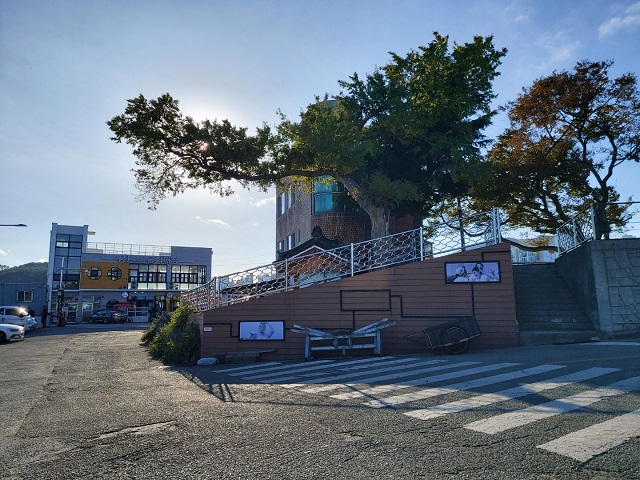 갯마을 표지석 건물